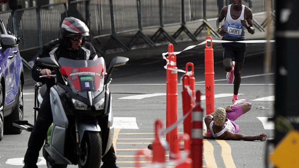 Vinderen Evans Chebet overhaler en liggende Daniel Do Nascimento i New York Marathon. <i>Jeenah Moon/Reuters</i>