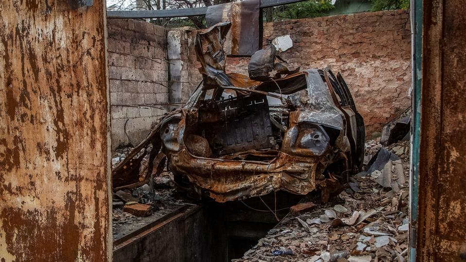 En udbrændt bil står tilbage i en garage efter et russisk angreb i byen Siversk i den østlige region Donetsk søndag. Rusland vil rette angreb mod Ukraines infrastruktur, især energianlæg, advarer præsident Zelenskyj. <i>Stringer/Reuters</i>