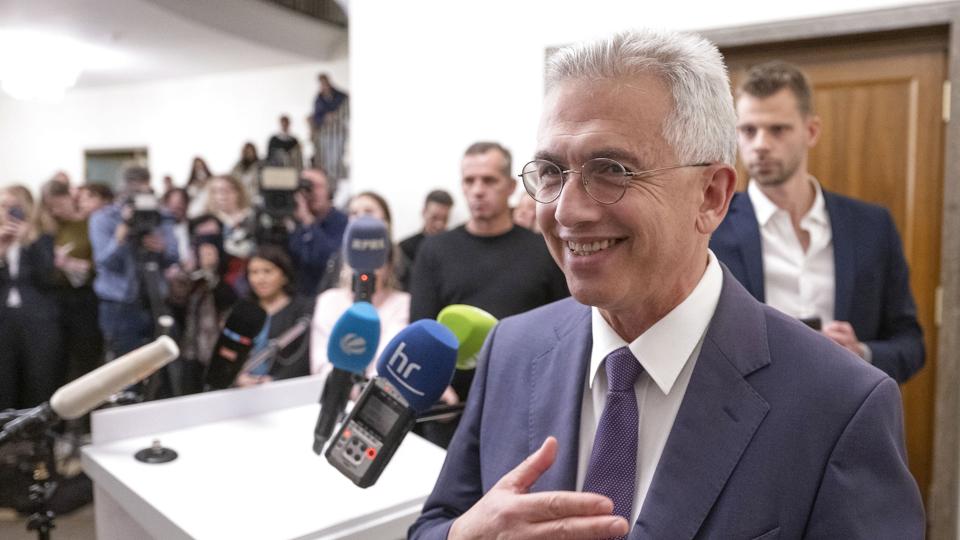 Overborgmester Peter Feldmann fra SPD taler på en pressekonference søndag aften, efter det stod klart, at han er blevet stemt ud af embedet. <i>Boris Roessler/Ritzau Scanpix</i>