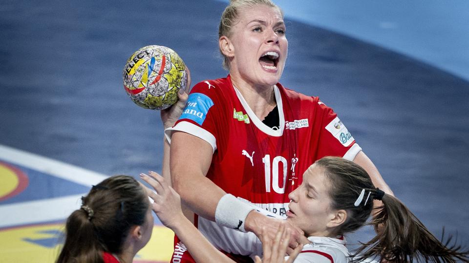 Kathrine Heindahl sætter en af mange hårde tacklinger ind på serberne i den overlegne danske sejr. <i>Liselotte Sabroe/Ritzau Scanpix</i>