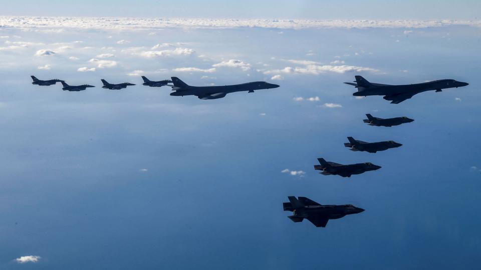 Amerikanske B-1B-bombefly ses her deltage i en fælles luftvåbenøvelse med Sydkorea under navnet 
The Vigilant Storm lørdag. <i>South Korea''s Defence Ministry/Reuters</i>