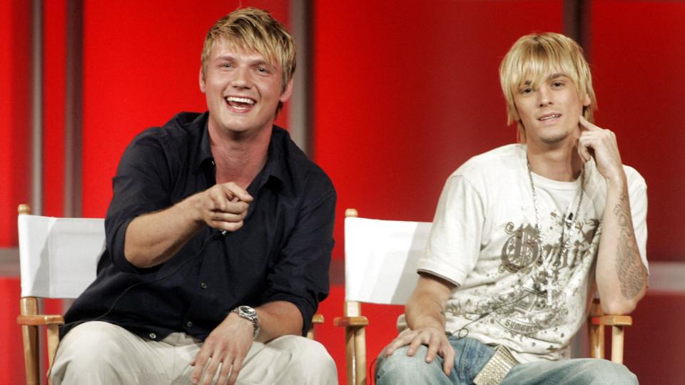 Her ses Nick Carter (til venstre) og lillebror Aaron Carter (til højre) i deres daværende reality-tv-program "House of Carters" på E! Networks i juli 2006. <i>Fred Prouser/Reuters</i>