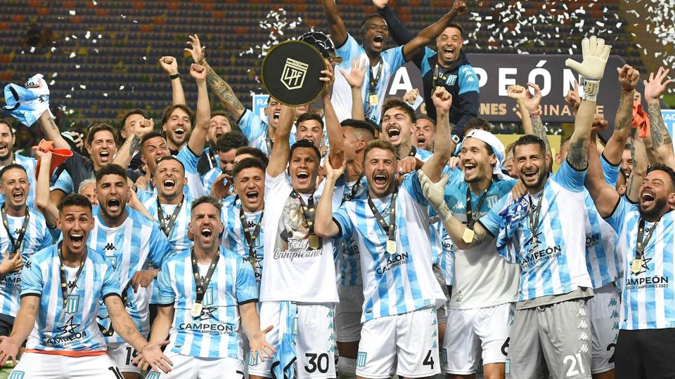 Racing Club-spillerne fejrer deres 2-1-sejr over Boca Juniors i Trofeo de Campeones-finalen på La Pedrera Stadion i San Luis. <i>Ramiro Gomez/Ritzau Scanpix</i>