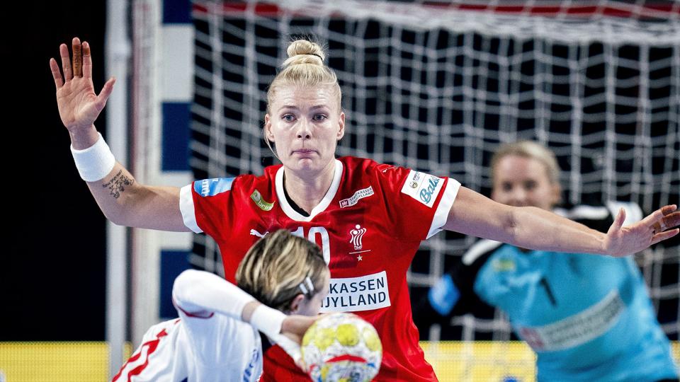 Kathrine Heindahl lægger an til en parade foran målvogter Sandra Toft i EM-opgøret mod Serbien. <i>Liselotte Sabroe/Ritzau Scanpix</i>