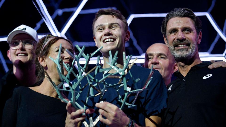 Holger Rune står her sammen med Patrick Mouratoglou (yderst til højre) efter søndagens triumf i Paris. <i>Julien De Rosa/Ritzau Scanpix</i>