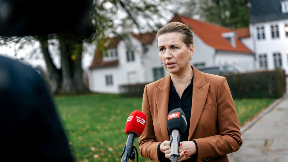 Fungerende statsminister Mette Frederiksen (S) har igen mandag partier fra Folketinget til forhandlinger på Marienborg. <i>Emil Helms/Ritzau Scanpix</i>