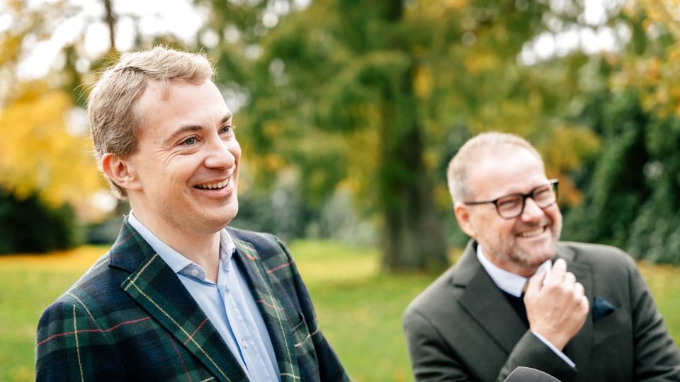 - Ja, altså Moderaternes grundlag er at holde Dansk Folkeparti uden for indflydelse. Så må det også følge modsat, at vores opgave er at holde dem uden for indflydelse, siger Morten Messerschmidt, da han ankommer til møde på Marienborg. <i>Emil Helms/Ritzau Scanpix</i>