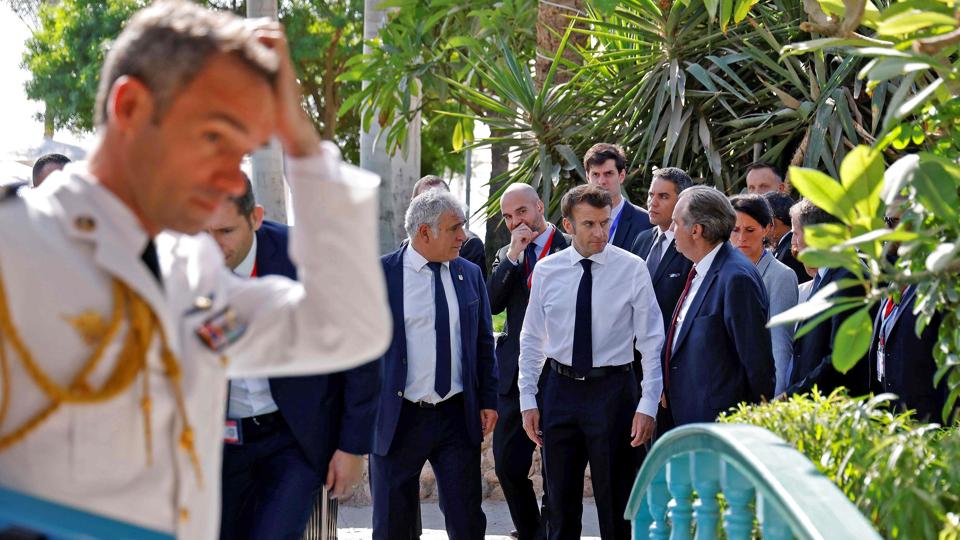 Præsident Emmanuel Macron siger mandag på sidelinjerne til klimatopmødet i Egypten, at USA og Kina må betale mere til fattige lande, som er blevet hårdt ramt af klimakrisen. <i>Ludovic Marin/Ritzau Scanpix</i>