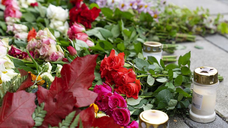 Der er blevet sat blomster og lys til minde om den dræbte kvinde foran Plejecenter Samsøvej i Holbæk. <i>Claus Bech/Ritzau Scanpix</i>