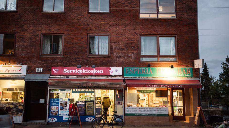 Tilbage i oktober 2016 blev en 21-årig mand skudt og dræbt i Servicekiosken på Emdrupvej i København. En 24-årig mand er nu, seks år efter, anklaget i sagen. Manden har i mellemtiden opholdt sig i Marokko. (Arkivfoto). <i>Ida Marie Odgaard/Ritzau Scanpix</i>
