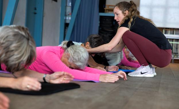 Fysioterapeut Sara Sommer instruerer gymnasterne i Klitmøller. <i>Foto: Bo Lehm</i>