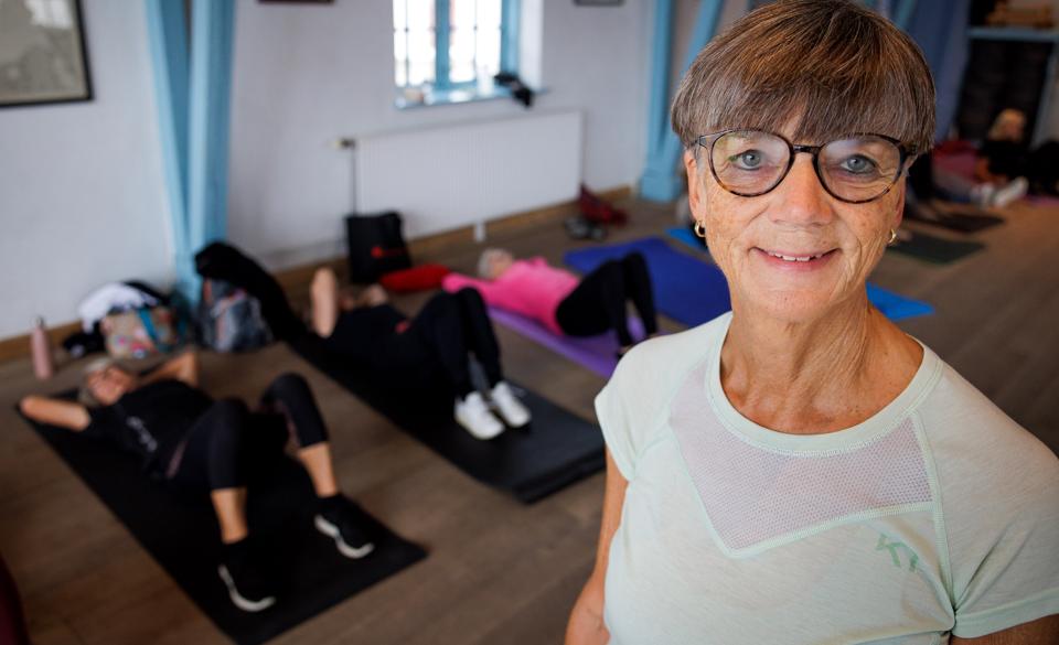 Bente Homann, formand for De Frie Pensionister i Klitmøller, hvis gymnaster må bruge Æ Rednigshus til den ugentlige træning. Her er pladsen imidlertid så kneben, at de 40 gymnaster har måttet dele sig i to hold. Og redskaber er der slet ikke plads til. <i>Foto: Bo Lehm</i>