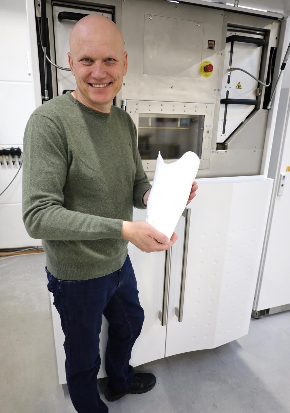 Produktionsdirektør Jesper Damvig med en patientspecifik protese, som Damvig producerer en del af på SLS-printerne.