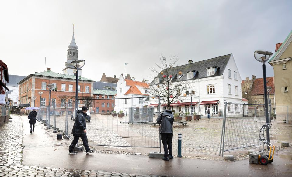 Skøjtebanen på C. W. Obels Plads er i øjeblikket ved at blive etableret, så den er klar til 1. december. Men er det fornuftigt i en tid, hvor alle ellers skal spare på strømmen og passe på klimaet, spørger flere Facebook-brugere. <i>Arkivfoto: Claus Søndberg</i>
