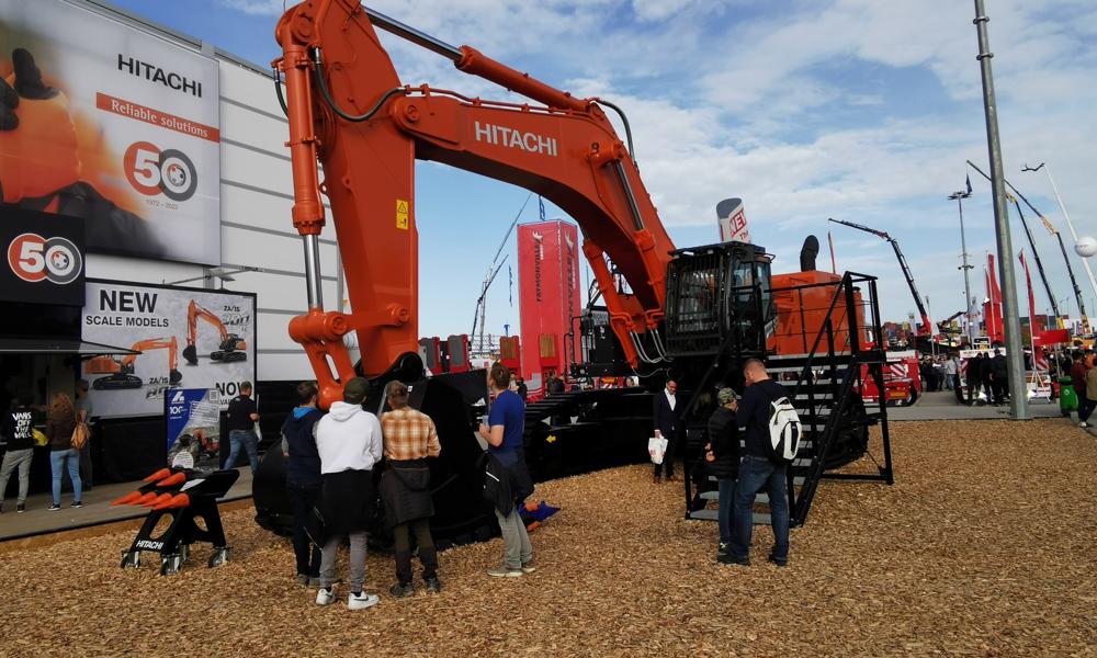 Hitachi på Bauma - og hele holdet fra den danske importør, H.P. Entreprenørmaskiner, var på plads til at tage imod de danske kunder. Foto: HPE Hitachi på Bauma - og hele holdet fra den danske importør, H.P. Entreprenørmaskiner, var på plads til at tage imod de danske kunder. Foto: HPE