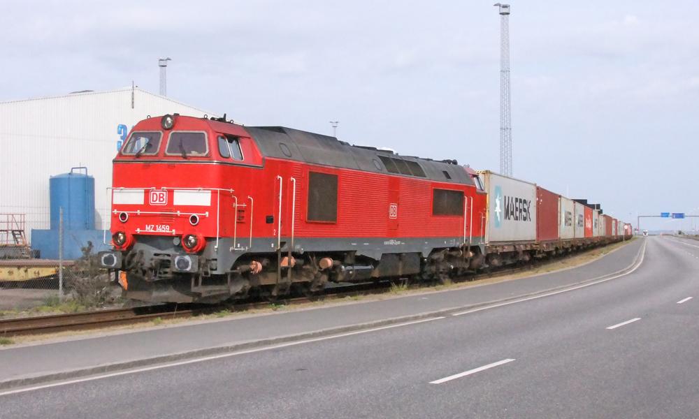 Sammen med Fredericia Havn er Aarhus Havn en af de få danske erhvervshavne, hvor der fortsat kører godstog i fast rutefart helt ned på terminalen for at hente gods, i Aarhus' tilfælde containere. Sammen med Fredericia Havn er Aarhus Havn en af de få danske erhvervshavne, hvor der fortsat kører godstog i fast rutefart helt ned på terminalen for at hente gods, i Aarhus' tilfælde containere.