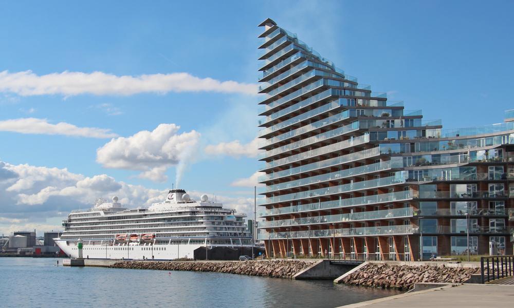 Boligbyggeriet har i de seneste år spredt sig helt ned i havnen. Her er spektakulært boligbyggeri fanget i samklang med et af sommerens mange krydstogtskibe. Boligbyggeriet har i de seneste år spredt sig helt ned i havnen. Her er spektakulært boligbyggeri fanget i samklang med et af sommerens mange krydstogtskibe.