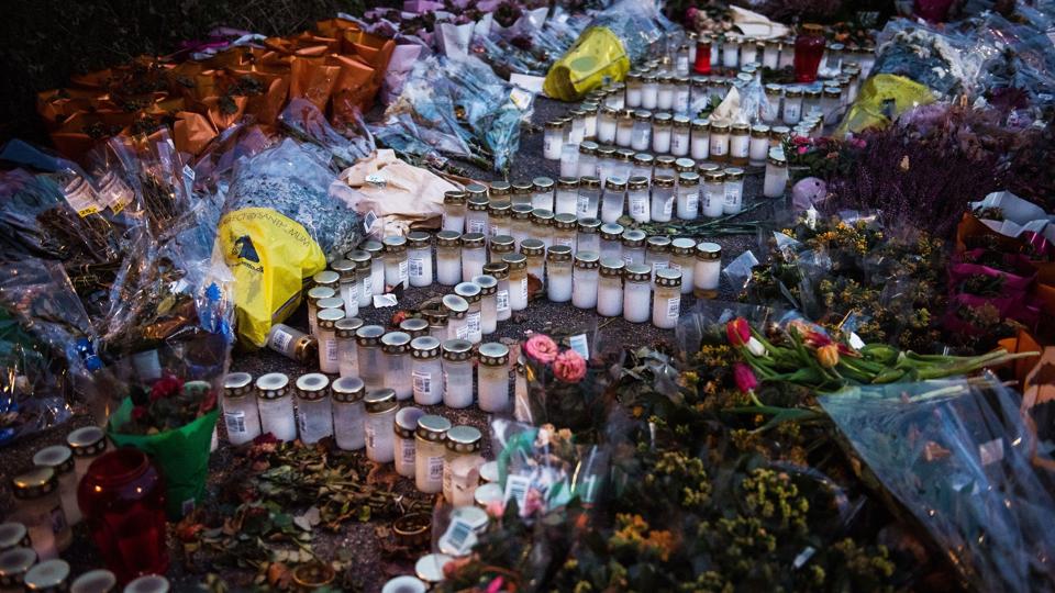 21-årige Daniel Albinus Kristensen blev mindet med lys og blomster foran Servicekiosken på Emdrupvej i København, hvor han blev skudt og dræbt den 2. oktober 2016. <i>Ida Marie Odgaard/Ritzau Scanpix</i>