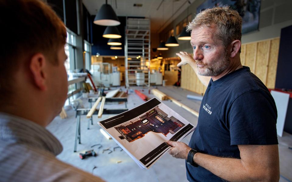 Der er store planer for kiosk og foyer-området i Nordisk Films biograf i Kennedy Arkaden. Fremover kommer området til at få et helt andet udtryk, med dæmpet belysning, bløde møbler og en bar. <i>Foto: Torben Hansen</i>