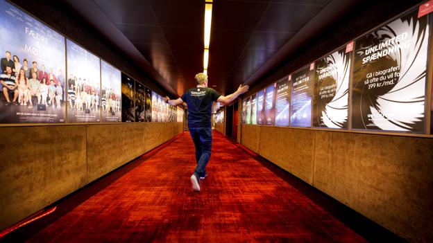 - Det er helt anderledes at gå her nu. Det er utroligt, hvad et tæppe kan gøre, siger biografchef Jan Ringtved. <i>Foto: Torben Hansen</i>