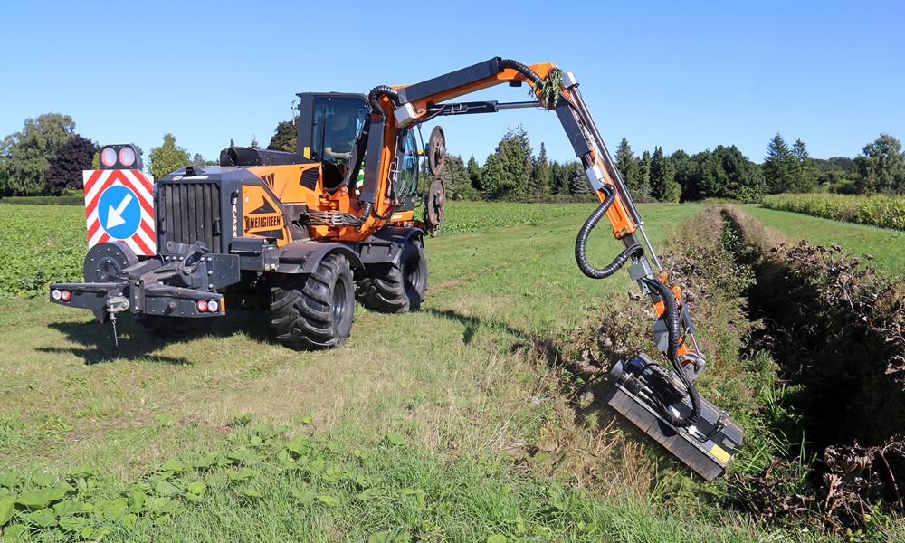Det er ikke et problem at studse i højden. Energreen-maskinen rækker både højt, langt og lavt, alt efter hvad der er behov for. De to ”paraboler” i front er trimmerhovederne, der giver mulighed for nem slåning af græs også under autoværn. Foto: PR foto Det er ikke et problem at studse i højden. Energreen-maskinen rækker både højt, langt og lavt, alt efter hvad der er behov for. De to ”paraboler” i front er trimmerhovederne, der giver mulighed for nem slåning af græs også under autoværn. Foto: PR foto