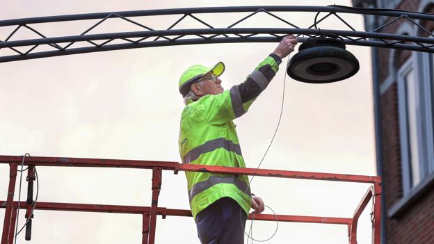 Bo Christensen er en af de frivillige, der arbejder med at få julebelysningen og julepynten op i Brønderslev. <i>Foto: Bente Poder</i>