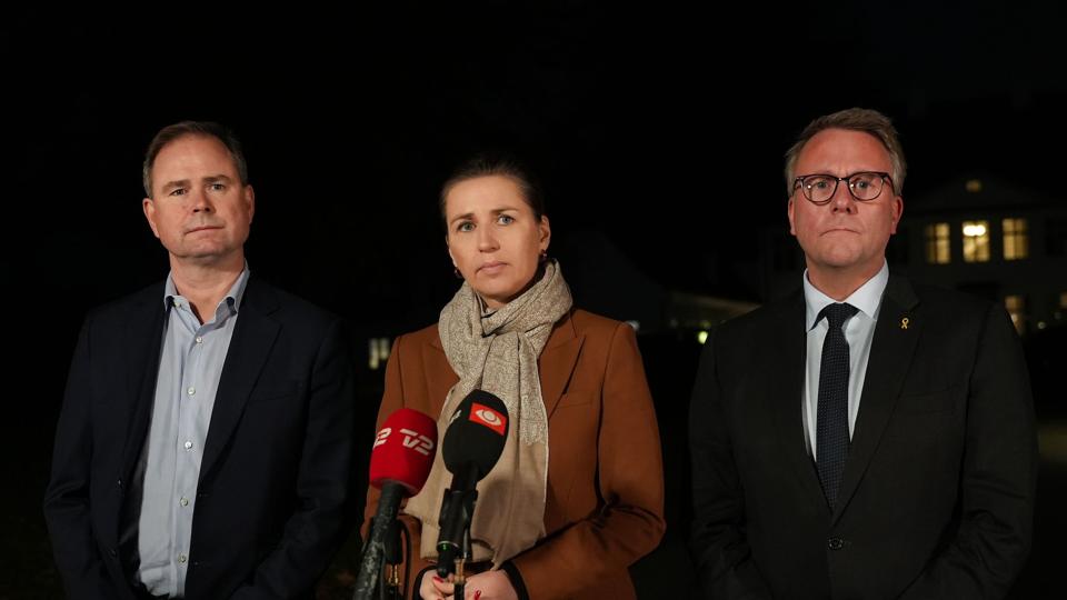 Fungerende statsminister Mette Frederiksen (S) var flankeret af partifællerne Nicolai Wammen (til venstre) og Morten Bødskov (til højre), da hun mødte pressen efter regeringsforhandlinger mandag. <i>Emil Helms/Ritzau Scanpix</i>