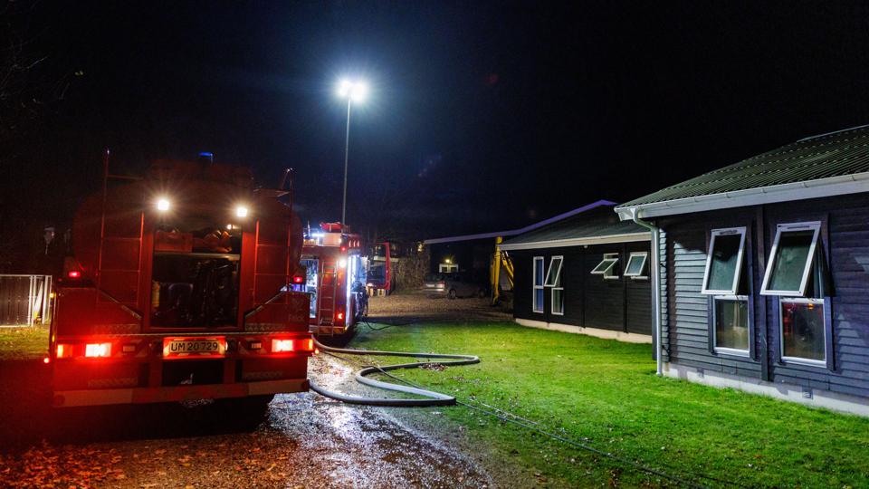 Efter alt at dømme var det uforsvarlig omgang med en lighter, der fik en fløj til at brænde ud på Farsø Efterskole. <i>Foto: Henrik Bo</i>