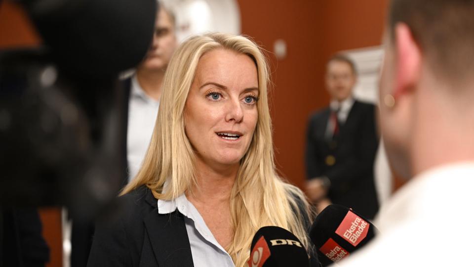 Nye Borgerlige afholder hovedbestyrelsesmøde i gruppeværelset på Christiansborg, hvor formand Pernille Vermund taler med pressen på vej ind. <i>Nils Meilvang/Ritzau Scanpix</i>