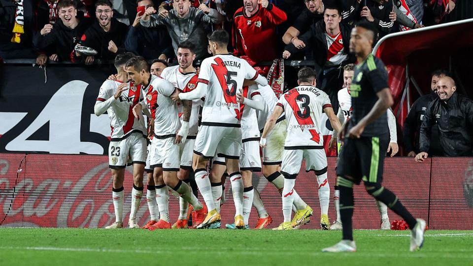 Oscar Trejo bliver tiljublet af holdkammeraterne, efter at han brugte to forsøg på at bringe Rayo Vallecano i front fra straffesparkspletten. <i>Pierre-Philippe Marcou/Ritzau Scanpix</i>
