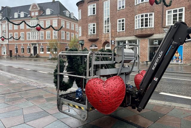 Julen breder sig i Aalborgs gader, hvor de velkendte julehjerter er ved at blive hængt op. 