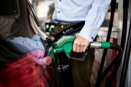 Listeprisen for en liter 95 oktan-benzin er lige nu 16,09 kroner, mens en liter diesel koster 16,79 kroner. <i>Foto: Sofie Mathiassen/Ritzau Scanpix</i>