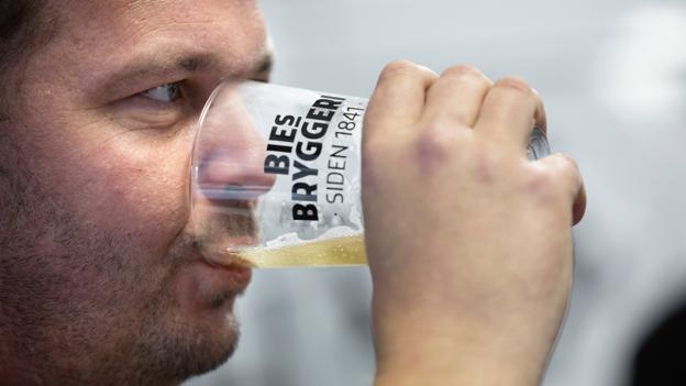 Real Drinks har fået fremstillet ølglas med Bies navn <i>Foto: Claus Søndberg</i>