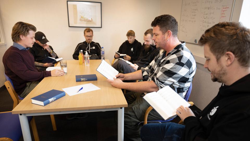 Højskolebogen er fundet frem, og alle synger med på nummer 504, Jeg bærer med smil min byrde. Fra venstre er det Tobias Waldbjørn, Jim Jørgensen, Steen Waldbjørn, Fillip Facius, Martin Hermorij, Jens Dilling og Christian Dilling. <i>Foto: Claus Søndberg</i>