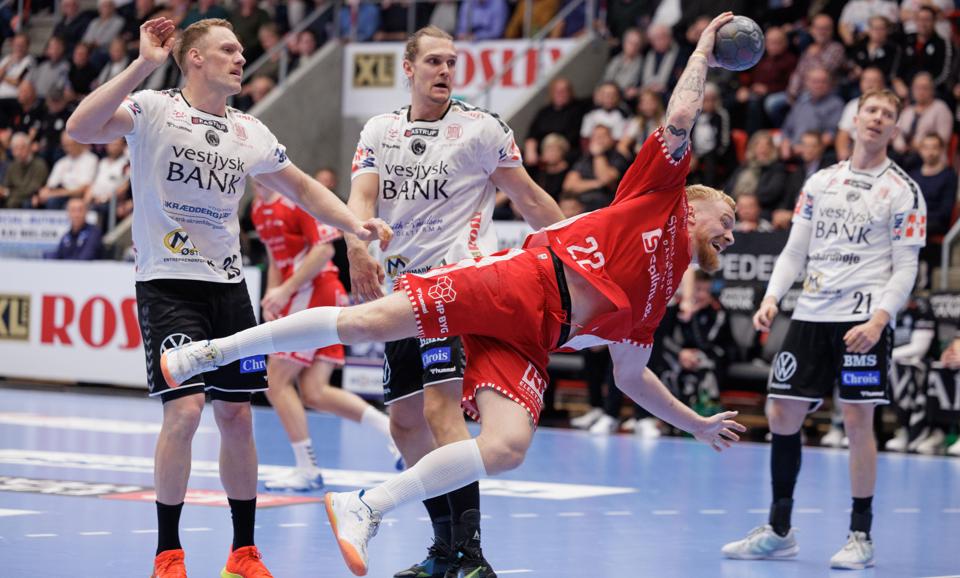 Aalborg Håndbold er svær at stoppe i den danske liga, hvor man har iført sig førertrøjen. <i>Foto: Henrik Bo</i>