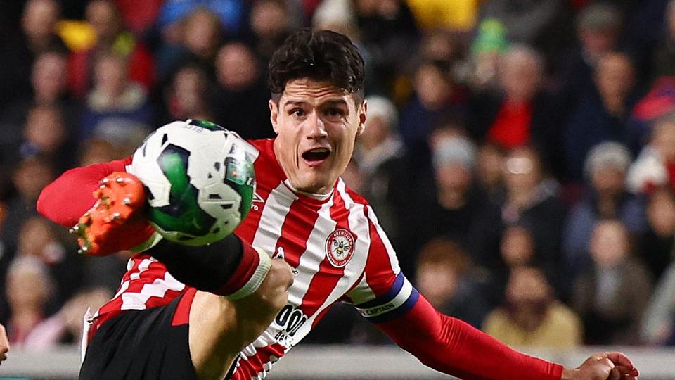 Nørgaard ses her under skuffende Brentford-exit mod Gillingham. Danskeren erklærer sig efter kampen "målløs". <i>David Klein/Reuters</i>