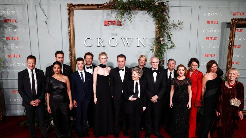 Gruppen af skuespillere til premiere på femte sæson af Netflix-serien "The Crown". Flere nye ansigter er med i den nye sæson. <i>Henry Nicholls/Reuters</i>