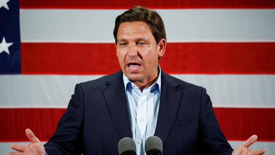 Floridas guvernør, Ron DeSantis, er ifølge NBC News natten til onsdag dansk tid blevet genvalgt. Han er en af de mulige udfordrere til Donald Trump som Republikanernes præsidentkandidat i 2024. (Arkivfoto). <i>Marco Bello/Reuters</i>