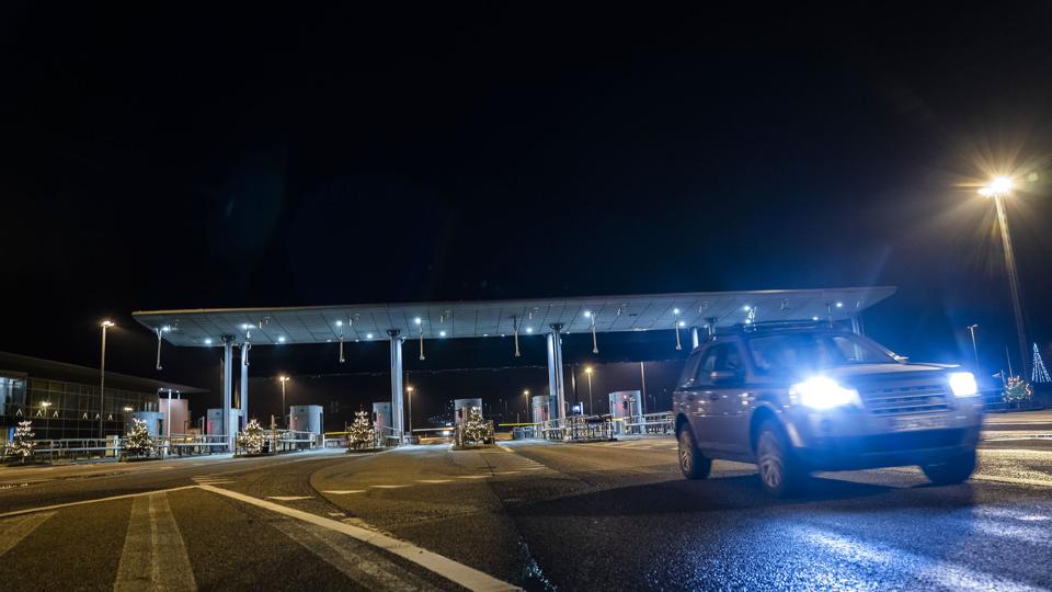 Der skete en trafikulykke lige efter betalingsstationen på den svenske side af Øresundsbroen, og broen var derfor lukket tidligt onsdag morgen. (Arkivfoto). <i>Martin Sylvest/Ritzau Scanpix</i>