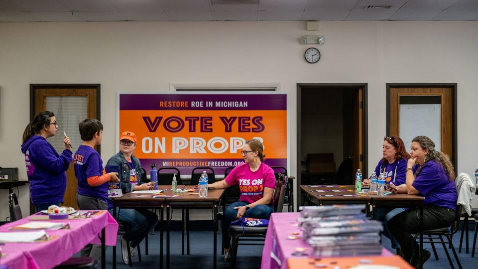 Frivillige i Michigan har fået et forslag på stemmesedlen, der vil sikre retten til abort og prævention i delstatens forfatning. Natten til onsdag dansk tid har vælgerne i Michigan stemt for ifølge NBC News. (Arkivfoto). <i>Brandon Bell/Ritzau Scanpix</i>