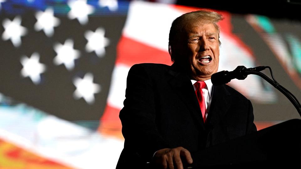 Den tidligere amerikanske præsident Donald Trump betvivler valgresultatet i 2020, hvor han tabte til den nuværende præsident, Joe Biden. Trump har under valgkampen forud for midtvejsvalget støttet kandidater, der ligeledes benægter valgresultatet. Her ses han i Ohio 7. november. <i>Gaelen Morse/Reuters</i>