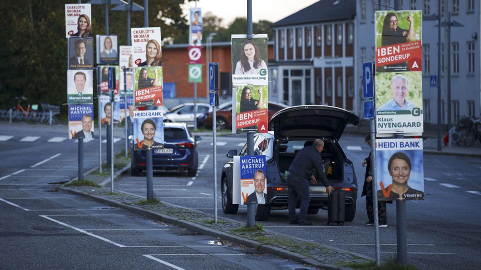 Politikerne risikerer en bøde, hvis deres valgplakater ikke er hevet ned inden midnat onsdag. (Arkivfoto). <i>Bo Amstrup/Ritzau Scanpix</i>