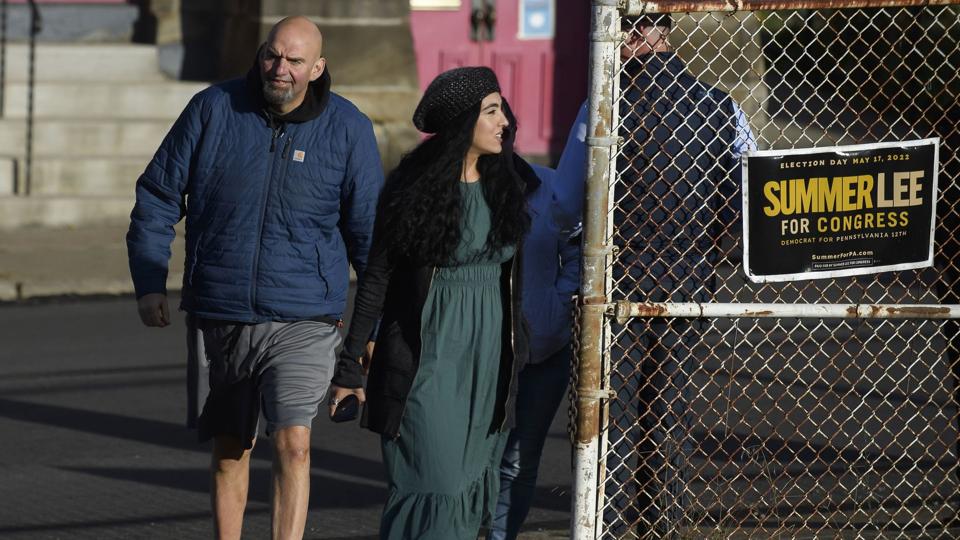 Demokraten John Fetterman, der her på vej ind på sit stemmested i Braddock, Pennsylvania, sammen med sin kone Gisele, har trukket sig sejrrigt ud af senatsvalget i staten og bliver dermed senator næste år. <i>Jeff Swensen/Ritzau Scanpix</i>
