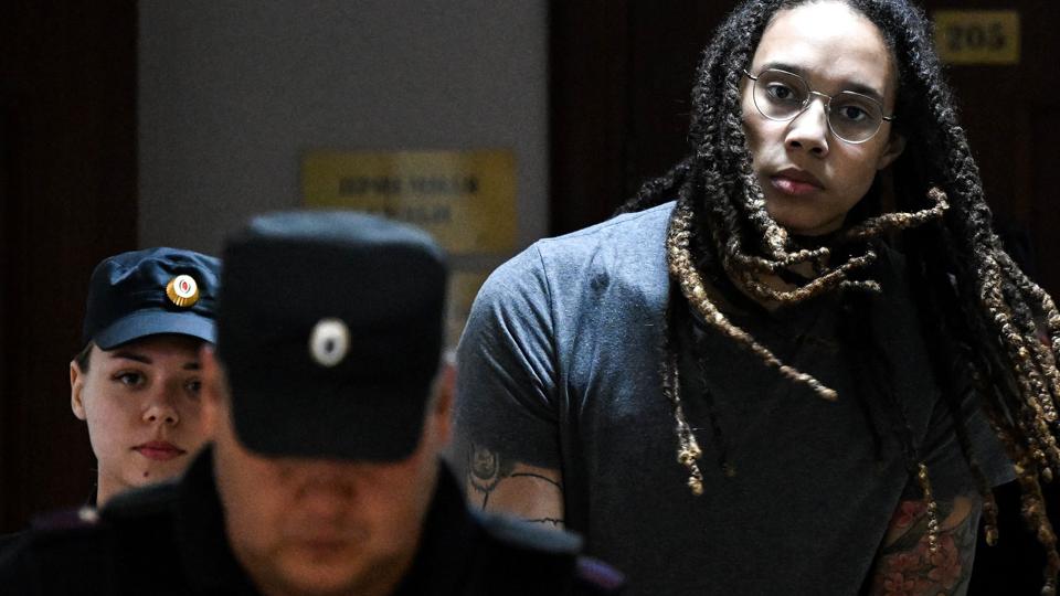 Brittney Griner (til højre) mangler fortsat at afsone omkring otte år af sin dom i Rusland. (Arkivfoto). <i>Kirill Kudryavtsev/Ritzau Scanpix</i>