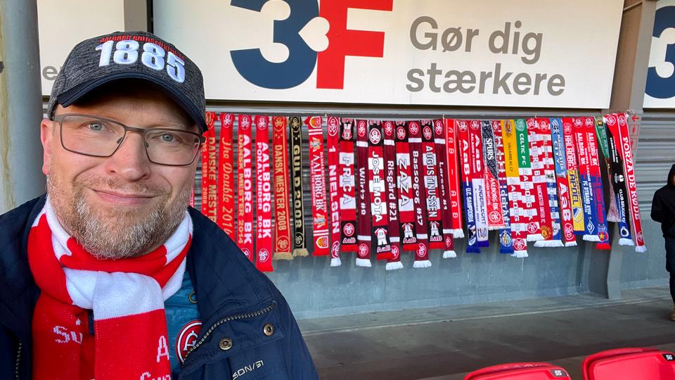 Lars Hvilsted foran et udpluk af halstørklæderne på 3F-tribunen på Aalborg Portland Park. <i>Foto: Privat</i>