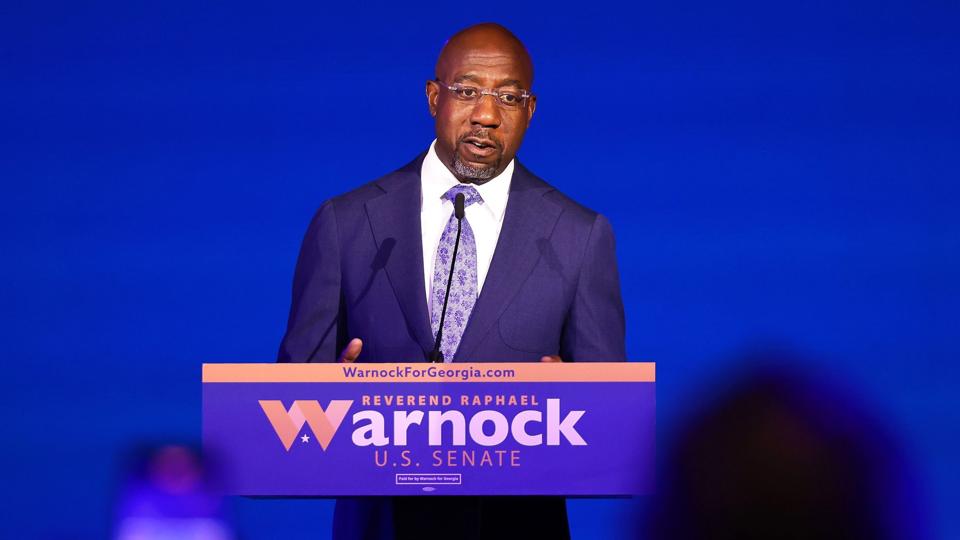 I den amerikanske delstat Georgia er løbet så tæt, at delstaten skal holde et omvalg den 6. december. Demokraten Raphael Warnock (på billedet) er delstatens nuværende senator og er på genvalg. <i>Michael M. Santiago/Ritzau Scanpix</i>