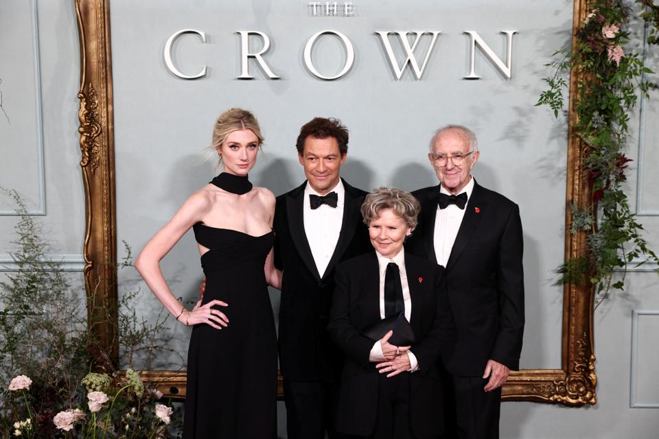 Skuespillere fra "The Crown" sæson 5 Elizabeth Debicki, Dominic West, Imelda Staunton og Jonathan Pryce til premieren i London 8. november 2022. <i>Foto: Henry Nicholls/Reuters/Ritzau Scanpix</i>