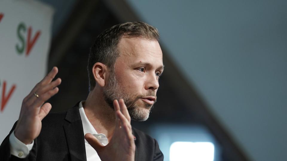 Audun Lysbakken har onsdag meddelt, at han ikke genopstiller til posten som leder af partiet SV, når partiet holder landsmøde til marts. Han har små børn og vil have en roligere hverdag for sin familie, skriver han i et brev til SV's medlemmer. Her ses han på et pressemøde onsdag formiddag i forbindelse med meddelelsen. <i>Stian Lysberg Solum/Ritzau Scanpix</i>