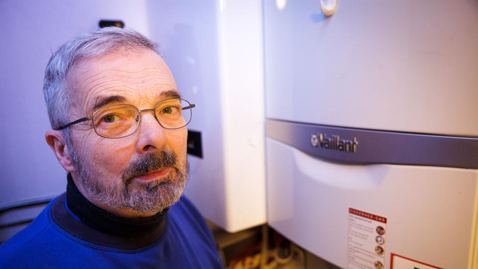 Gerhard Søe, Koldby, har sagt gassen op for længst og installeret pillefyr. <i>Foto: Bo Lehm</i>