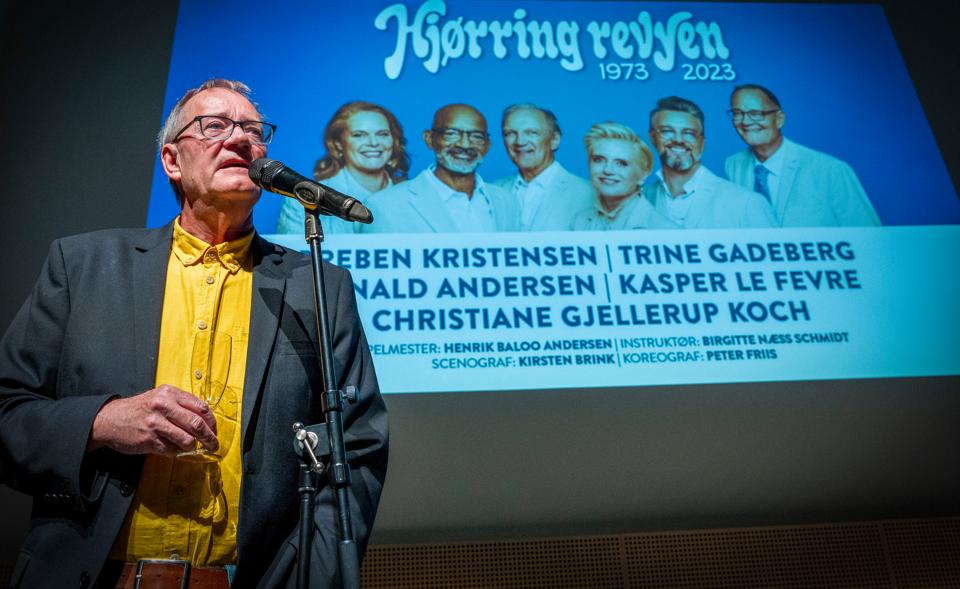 Henrik Baloo Andersen præsenterer holdet, som skal være med i Hjørring Revyen 2023. <i>Foto: Kim Dahl Hansen</i>